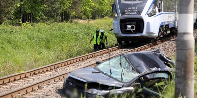 Trenle otomobil çarpıştı: 1 ölü