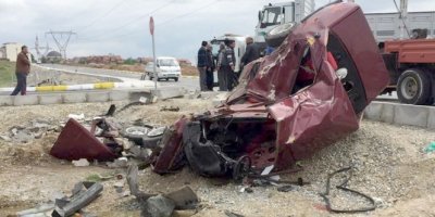 Uşak'ta feci kaza! Bu araçtan sağ çıktı...