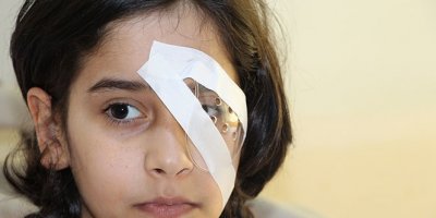 Gözüne gelen kalem az daha kör ediyordu