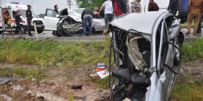 Paramparça olan araçtan sağ kurtuldu