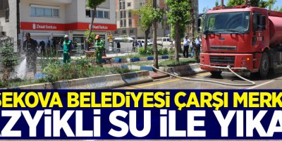 Yüksekova Belediyesi Çarşı Merkezini Tazyikli Su ile Yıkadı