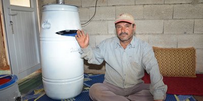 Tarım işçileri elektrikli süpürge ve fıçıdan klima yaptı