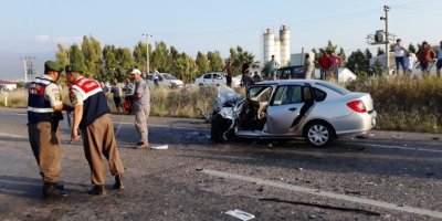 Otomobil ile minibüs çarpıştı: 1 ölü, 8 yaralı