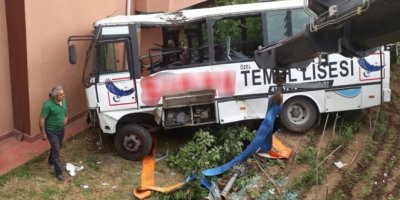 Freni patlayan midibüs bahçeye uçtu: 9 yaralı