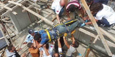 İnşaat işçisinin üzerine düştüğü demir ok gibi saplandı