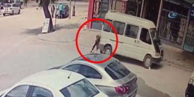 Geri giden minibüsün altında kalan yaya ağır yaralandı