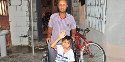 Minik Celal yürümek istiyor