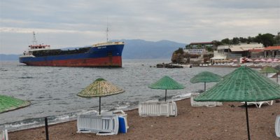 Yük gemisi plajda karaya oturdu