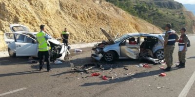 İki otomobil kafa kafaya çarpıştı: 2 ölü, 6 yaralı