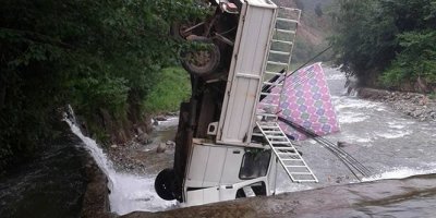Kamyonet dereye ok gibi saplandı