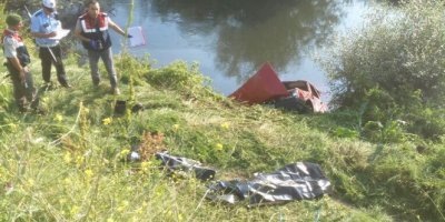 Otomobil çaya uçtu: 2 ölü