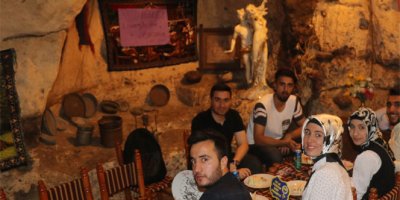 Bayramda mağarada serinlediler