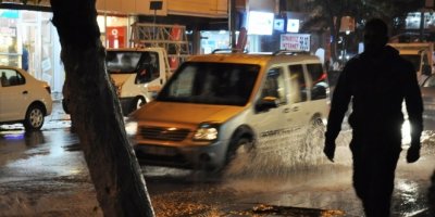 Kars’ı dolu ve yağmur vurdu