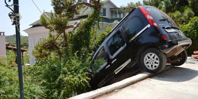 Otomobiliyle bir evin bahçesinin davetsiz konuğu oldu