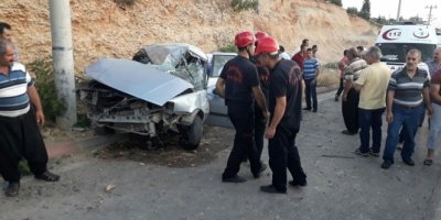 Otomobil elektrik direğine çarptı: 1 ölü, 4 yaralı