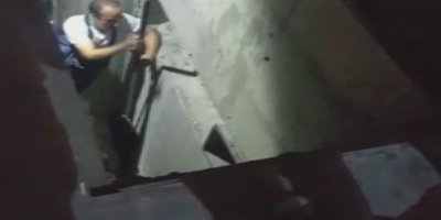 İtfaiyeci kediyi kurtarmak için canını hiçe saydı