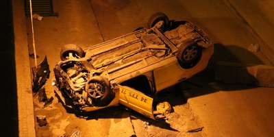 Ticari taksi alt geçide uçtu: 3 yaralı