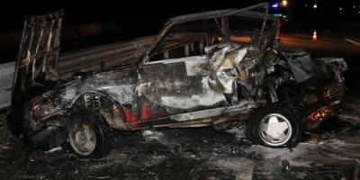 Bariyerlere çarpan otomobil alev aldı