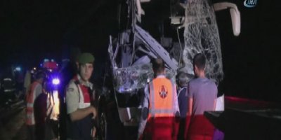 Otobüs kamyona çarptı: 1 ölü, 22 yaralı