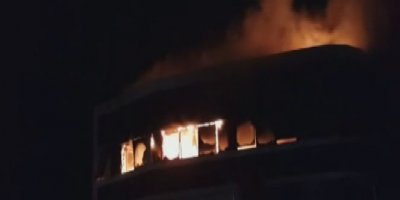 Boş iş yeri alev alev yandı