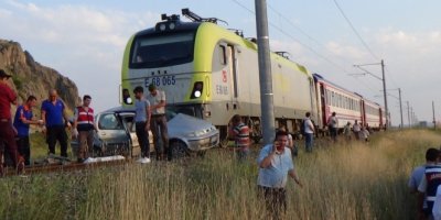 Kütahya'da raybüsle otomobil çarpıştı: 1 ölü, 3 yaralı