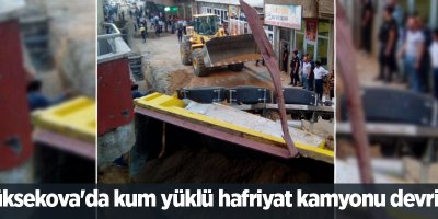 Yüksekova'da kum yüklü hafriyat kamyonu devrildi