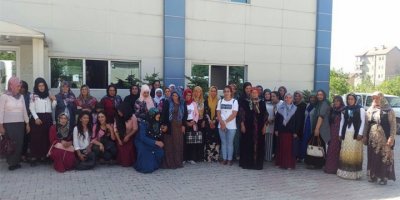 Kadın kursiyerlere süt işletme tesisleri gezdirildi