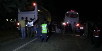 Otobüs traktörü ikiye böldü