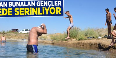Sıcaktan bunalan gençler derede serinliyor