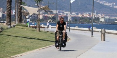 Hollanda’dan bisikletle İzmir’e geldi