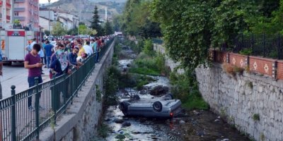 Otomobil dereye uçtu: 2 yaralı