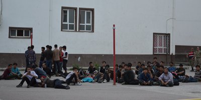 82 kaçak göçmen yakalandı