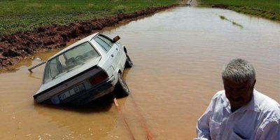Otomobil asfalt yolda suya gömüldü