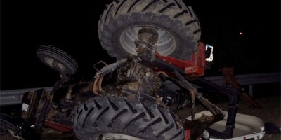 Yolcu otobüsü ile traktör çarpıştı : 4 yaralı