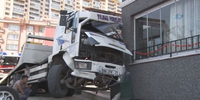 Freni boşalan kamyon eve çarparak durabildi