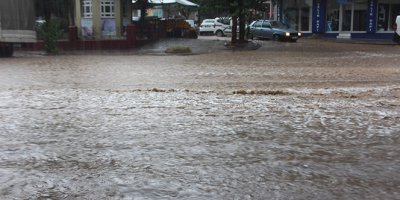 Yaz yağmuru hayatı felç etti