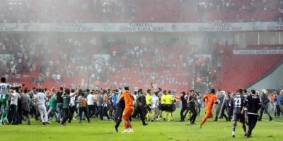 Sahaya bıçak atan şahıs serbest