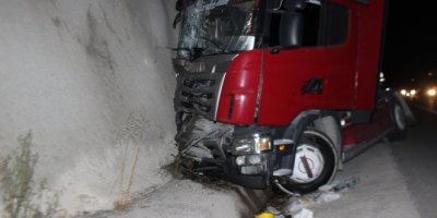 Tır iş makinesine arkadan çarptı: 1 ölü, 2 yaralı