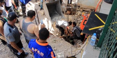 Göçük altında kalan işçiye 2 buçuk saat sonra ulaşıldı