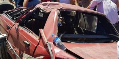 Sıkışan sürücüyü vatandaşlar kurtardı