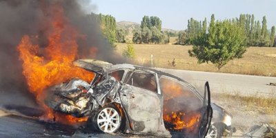 Bariyerlere çarpan araç alev topuna döndü: 1 ölü