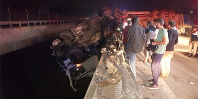 Köprüden uçan tır köprü bariyerlerinde asılı kaldı