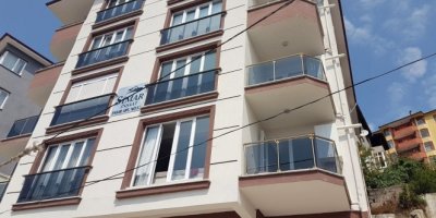 Halı silkeleyen öğrenciler aşağı düştü: 3 yaralı