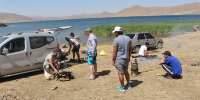 Türkiye’nin en yüksek rakımlı gölü ziyaretçi akınına uğruyor