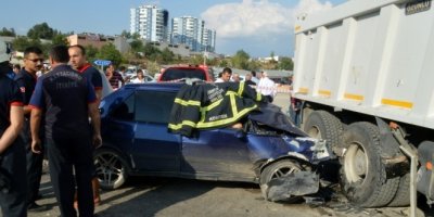 Kamyonla otomobil çarpıştı: 1 ölü
