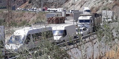 Hakkari-Van karayolunda araç kuyruğu