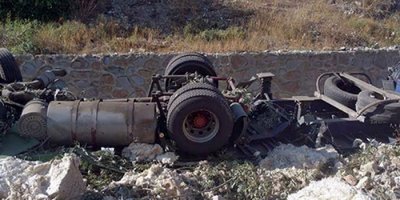 Freni boşalan tır kalabalığın arasına daldı