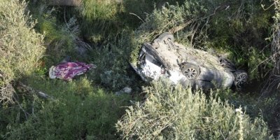 Otomobil 20 metrelik uçuruma yuvarlandı: 1 ölü 2 yaralı