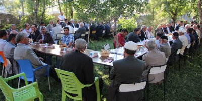 Aileler arasındaki husumeti barış yemeği bitirdi