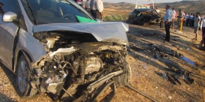 İki otomobil kafa kafaya çarpıştı: 1 ölü, 7 yaralı